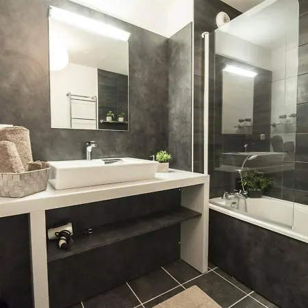 Duplex 10 Pers, 98m², Coeur Du Village, Balcon, Proche Telecabine Et Thermes, Parking Prive, Jacuzzi - Fr-1-296-340